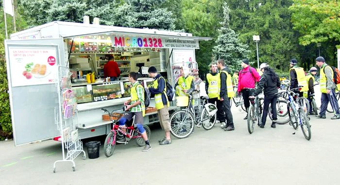 Înainte de concurs, bicicliştii au prins puteri  cu un hot dog de la magazinele Mic.ro