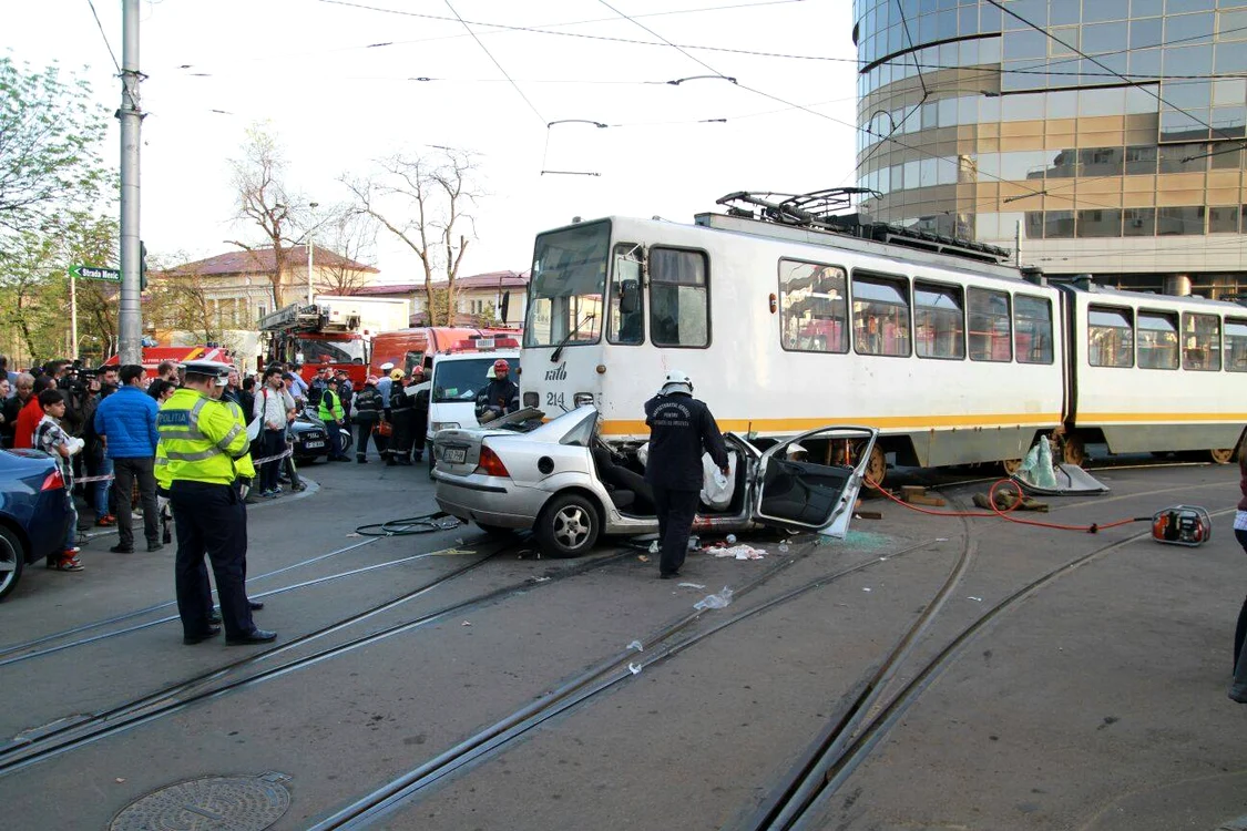 
    Unul dintre automobilele lovite de tramvai a fost distrus aproape completFoto: Brigada Rutieră  