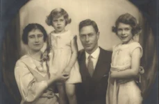 Prințul Albert (Bertie) de York, cu soția sa Elisabeth Bowes-Lyon și fiicele lor,  Elisabeth și Margaret (© Arhivele Naționale ale României)