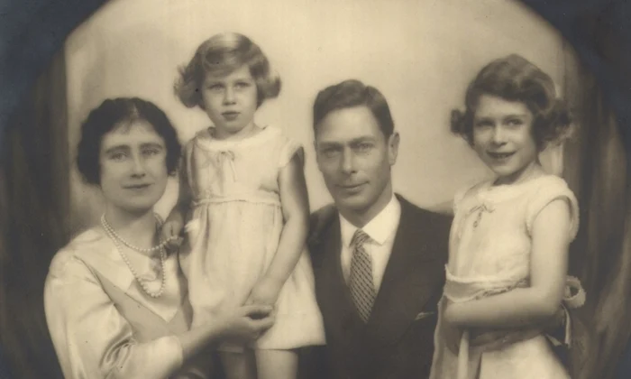 Prințul Albert (Bertie) de York, cu soția sa Elisabeth Bowes-Lyon și fiicele lor,  Elisabeth și Margaret (© Arhivele Naționale ale României)