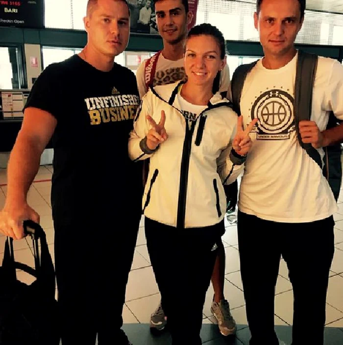 SImona Halep, alaturi de Razvan Sabau, Teo Cercel si Andrei Cristofor, la aeroport
