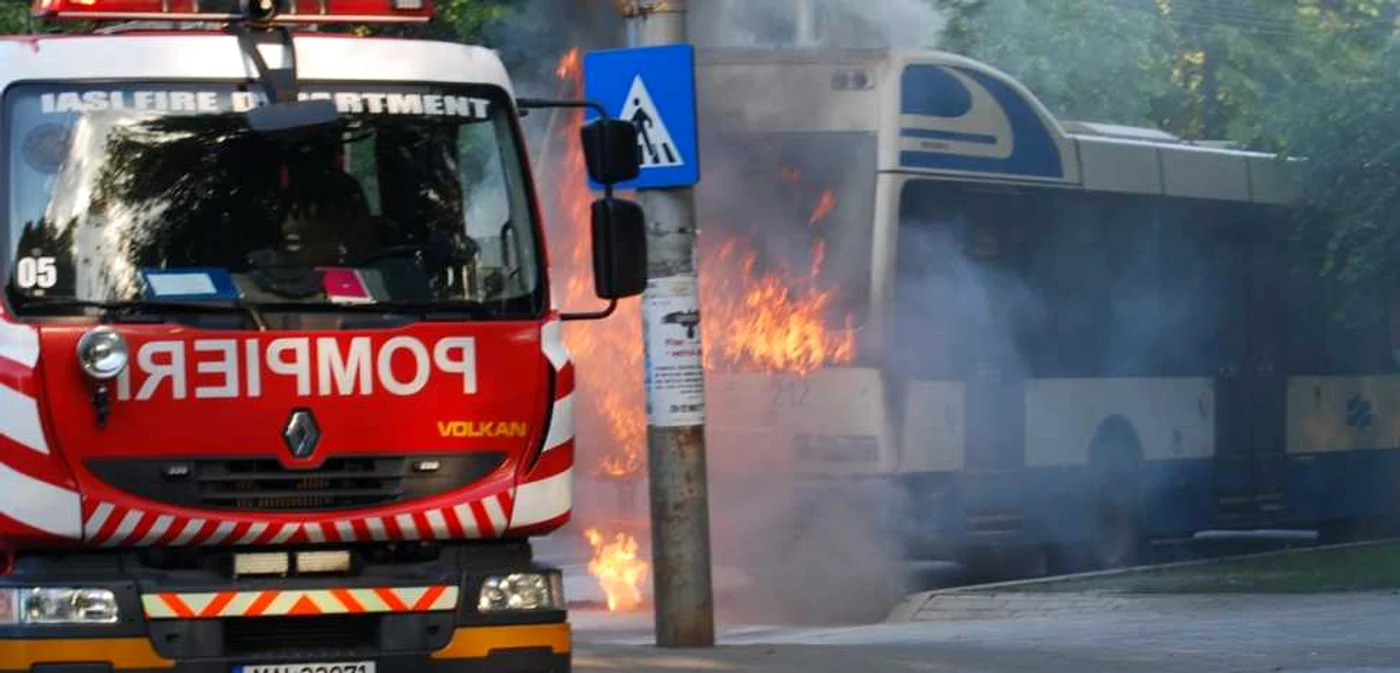 Flăcările au fost stinse cu ajutorul intervenţiei pompierilor FOTO Ziarul de Iasi