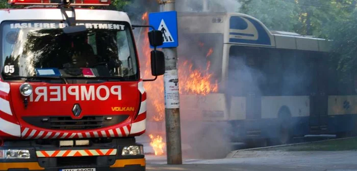 Flăcările au fost stinse cu ajutorul intervenţiei pompierilor FOTO Ziarul de Iasi