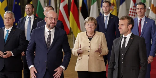 Angela Merkel a fost ovaţionată în picioare la ultimul său summit de la Bruxelles FOTO EPA-EFE