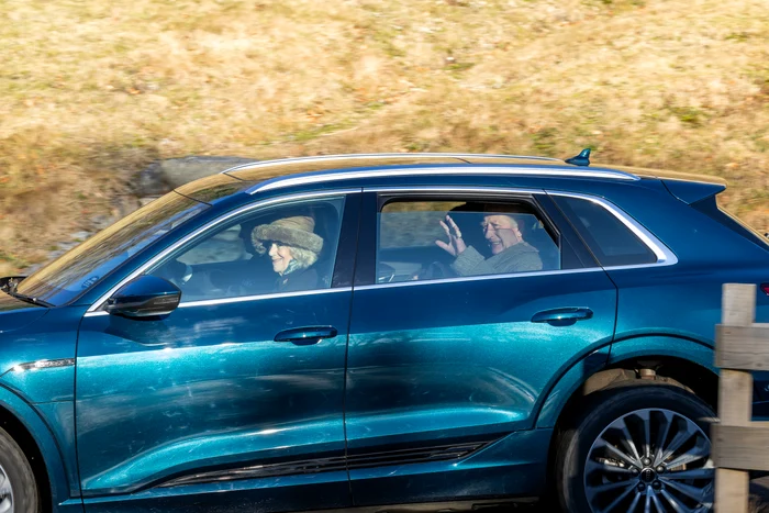 Charles și Camilla ieșind de la biserică din Scoția, Profimedia (1) jpg