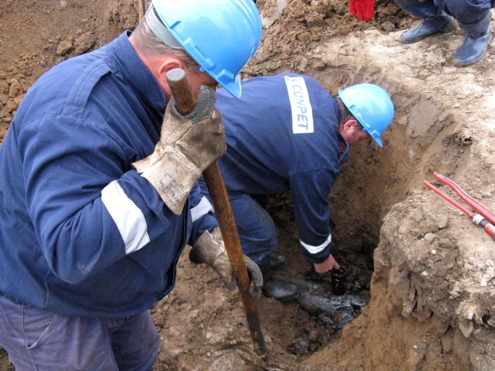 Suspecţii extrăgeau combustibilul direct din conducta ce trecea prin zonă...