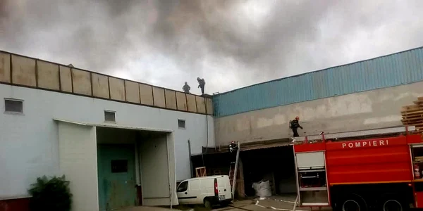 Incendiu la o hală de băuturi alcoolice din Capitală