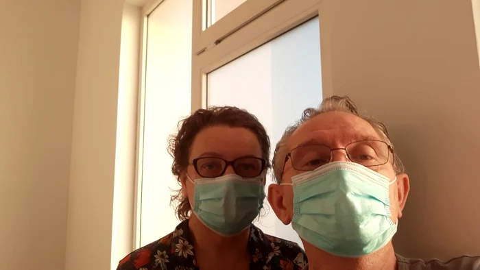 
    Navi și Andrei Grigore s-au căsătorit luna trecută. La cununia civilă au participat doar părinții lui Andrei și un fotograf  