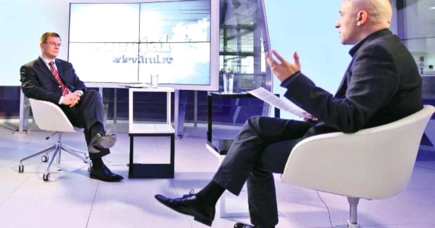 Mihai Răzvan Ungureanu şi jurnalistul Sabin Orcan, în studioul Adevărul TV