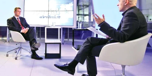 Mihai Răzvan Ungureanu şi jurnalistul Sabin Orcan, în studioul Adevărul TV