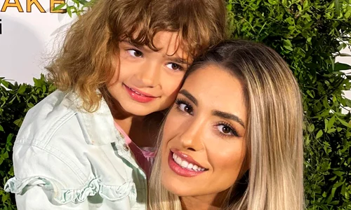 alexandra pavel si fiica ei de 5 ani jpg