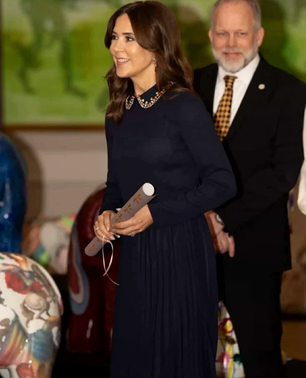 Mary, ravisantă cu pantofi Manolo Blahnik (5) jfif