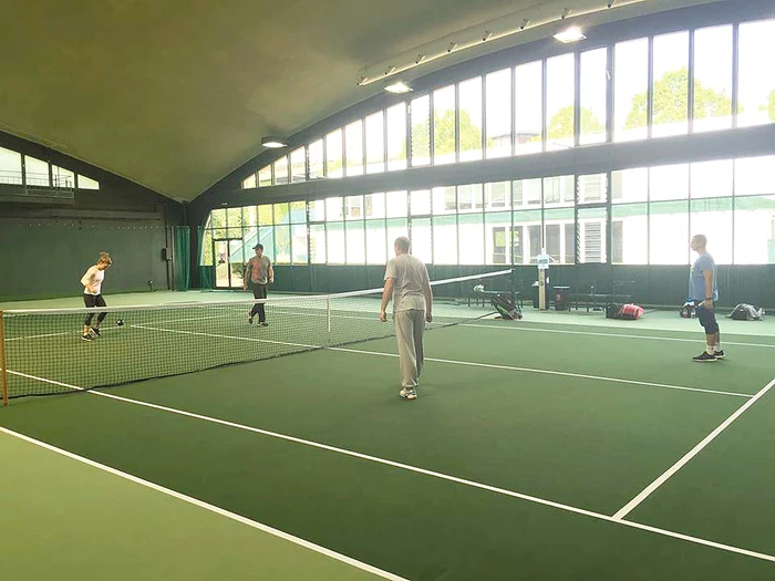 Simona Halep s-a antrenat luni în sală, din cauza ploii, dar a jucat tenis de picior cu cei doi antrenorifoto: Facebook