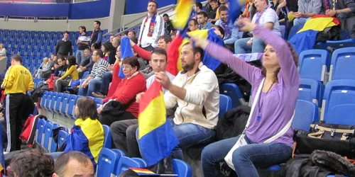 Fanii echipei naţionale înainte de meciul dintre România şi Rusia