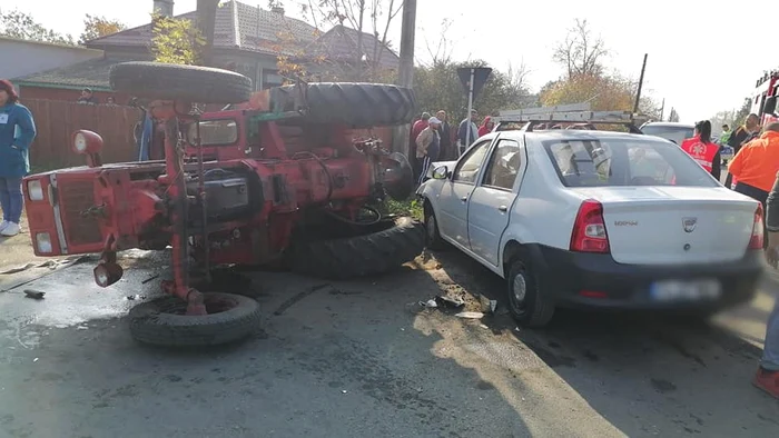 După impact, tractorul s-a răsturnat FOTO ISU Călărași