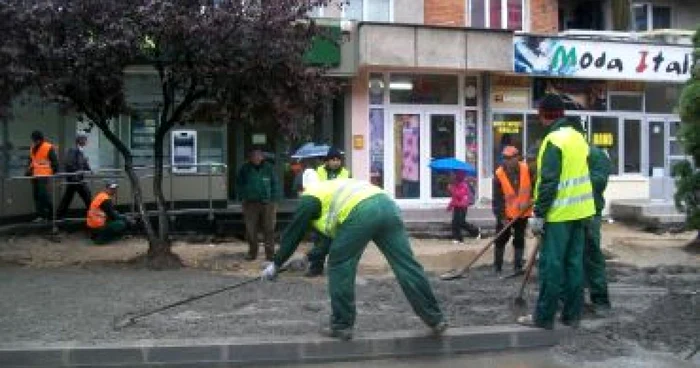 Râmnicu Vâlcea: Ploaia torenţială nu a oprit turnatul betoanelor pe Calea lui Traian