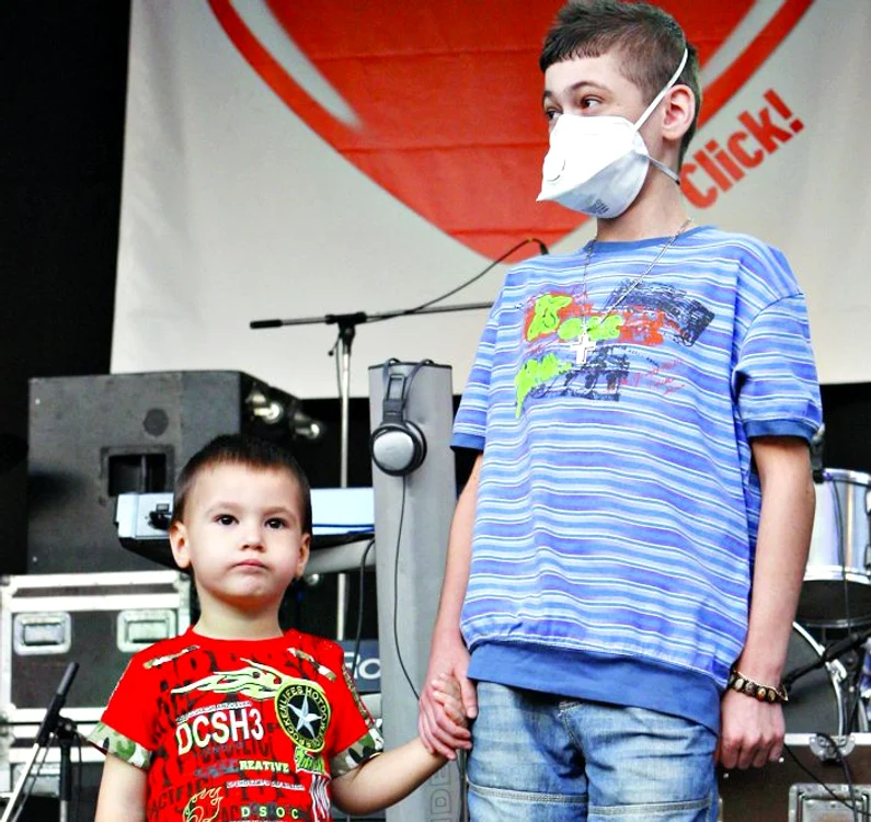 Alex, împreună cu Robert, fratele lui mai mare care  sosise din Italia unde a făcut  transplant de celule stem