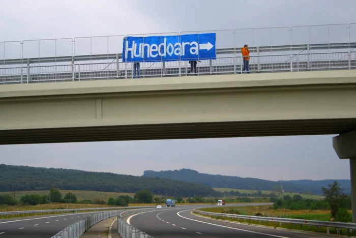 Nu există niciun indicator oficial pe A1 care să le arate şoferilor ieşirea spre Hunedoara. D.G.