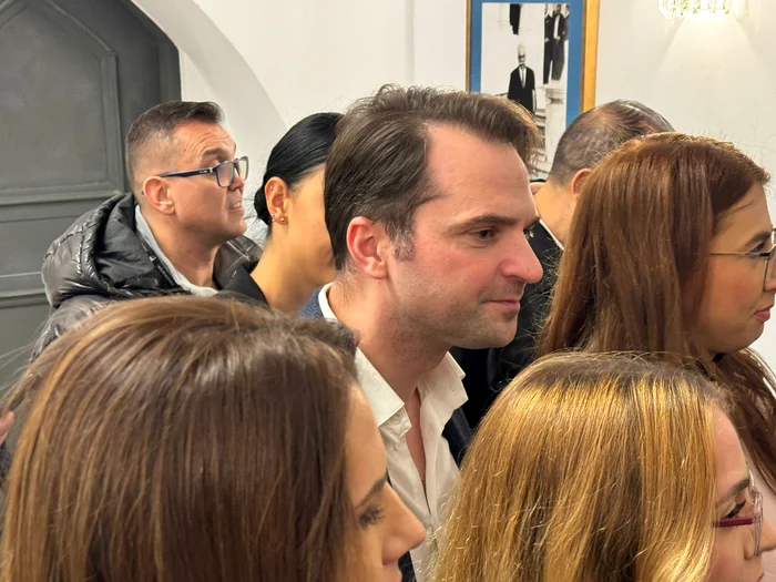 Sebastian Burduja îl privește pe Ciprian Ciucu