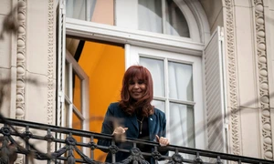 Fosta președintă a Argentinei, Cristina Kirchner, pe balcon FOTO Profimedia 