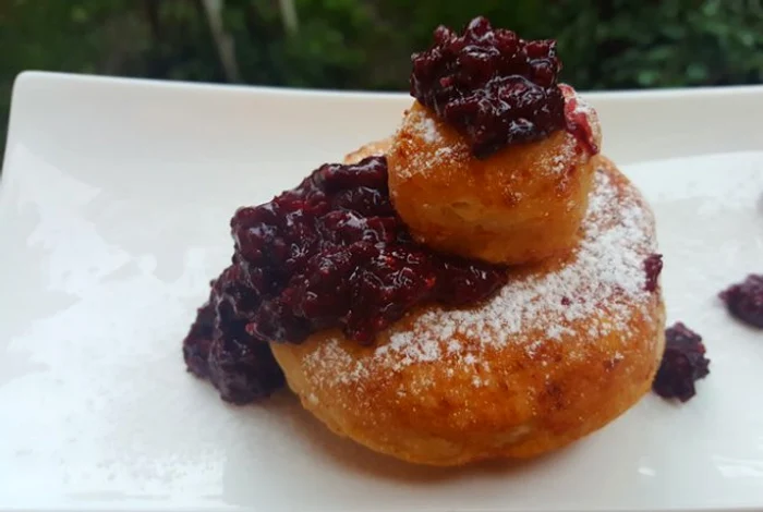 
    Papanaşi cu telemea  