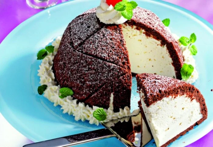 Acest tort este perfect pentru zile festive, în care vrei să-ţi impresionezi invitaţii sau doar pe cineva drag.