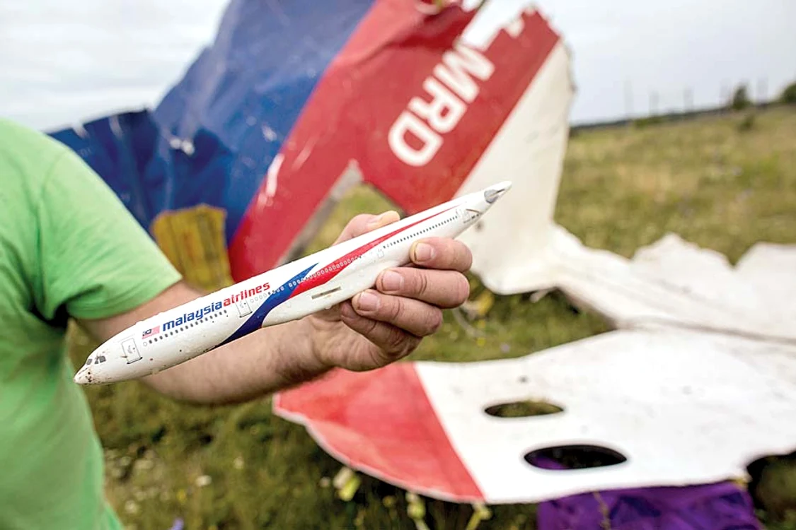 Bucăţi din avion s-au împrăştiat pe o rază de 15 km
