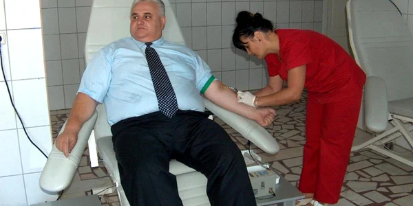 Prefectul a urcat pe scunul donatorilor