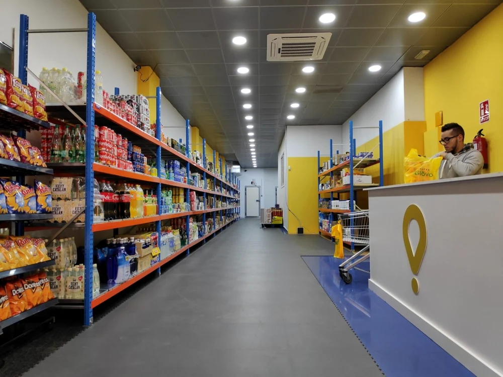 Glovo dark store: spaţii de stocare şi livrare ale Glovo