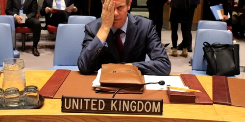 Ambasadorul britanic la ONU Matthew Rycroft solidar cu un bebelus care si-a pierdut un ochi intr-un bombardament al regimului de la Damasc FOTO Twitter @MatthewRycroft1