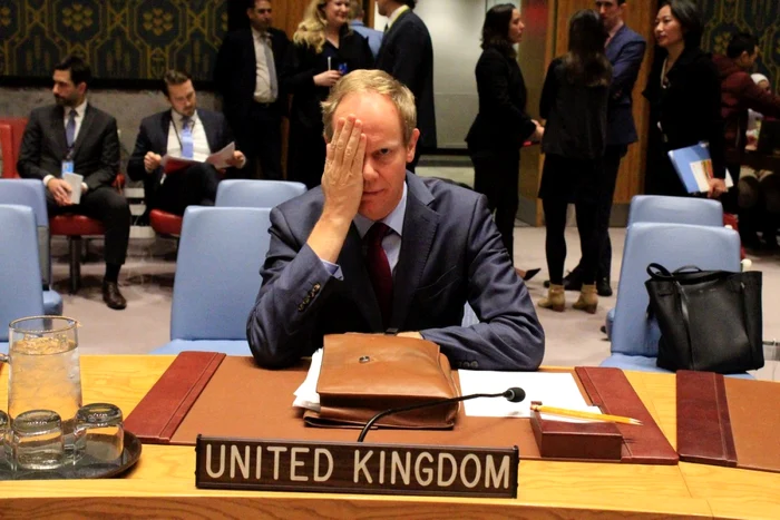 Ambasadorul britanic la ONU Matthew Rycroft solidar cu un bebelus care si-a pierdut un ochi intr-un bombardament al regimului de la Damasc FOTO Twitter @MatthewRycroft1