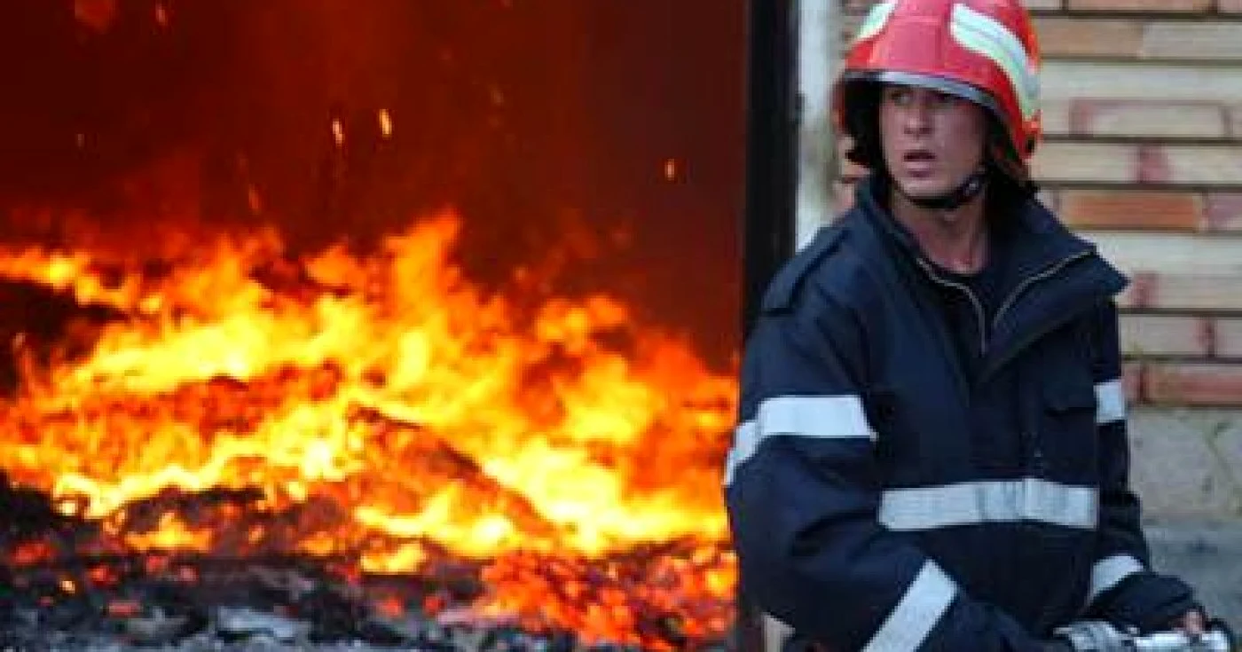 Arad: Două autospeciale au intervenit la stingerea unui incendiu izbucnit la o hala BAT