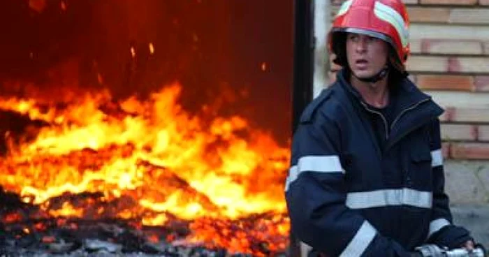 Arad: Două autospeciale au intervenit la stingerea unui incendiu izbucnit la o hala BAT