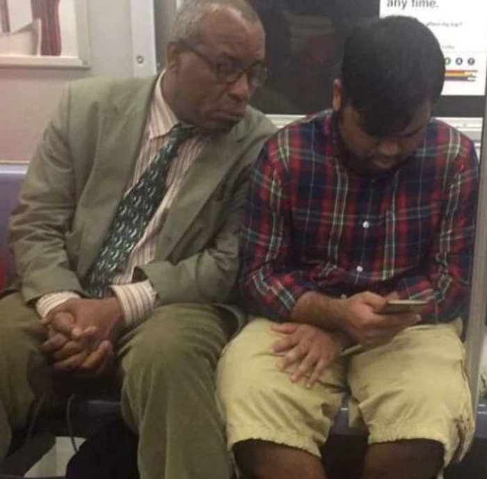 
    Internauții vor să-i cumpere bărbatului care se ”holbează” în telefoanele altora propriul celularfoto: Twitter  