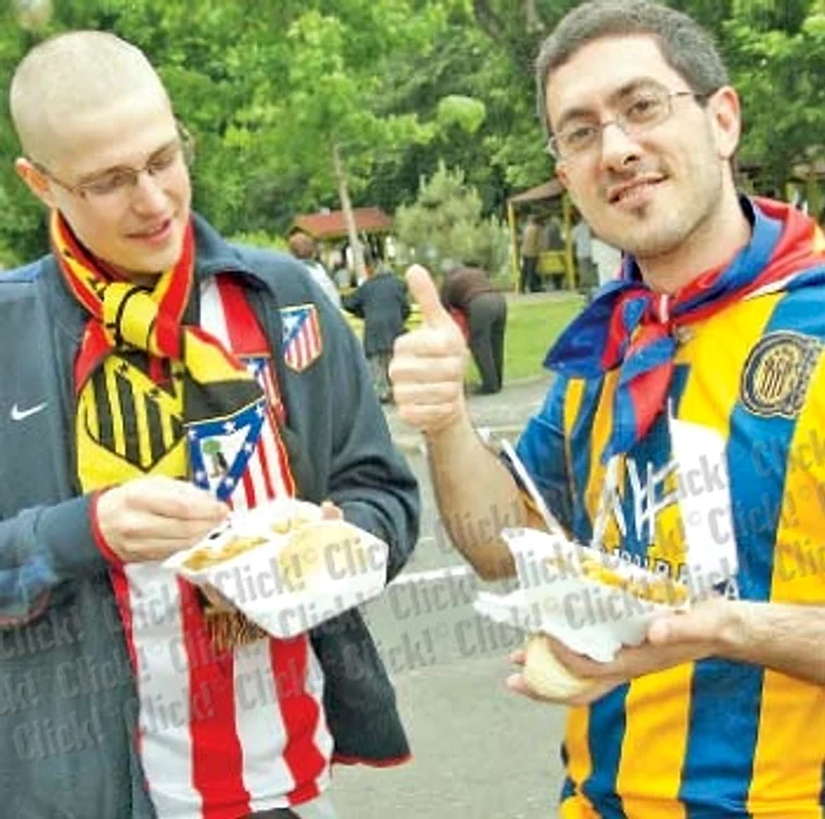 
    Vladimir (stânga) şi Fabio s-au delectat cu sarmalele  oferite gratuit de edilii sectorului 2 de Ziua Independenţei  