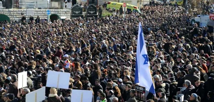 O mare de oameni a asistat, mariţi, la Ierusalim la funeraliile celor patru evrei ucişi de un jihadist, săptămâna trecută, într-un magazin din Paris