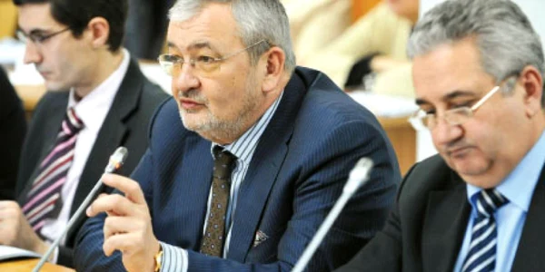 Sebastian Vlădescu (centru) s-a declarat împotriva amendamentelor formulate de parlamentari