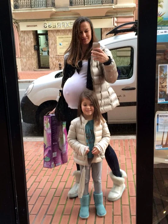 
    Micuţa Simona este mereu în pas cu moda, la fel ca şi mama eiFoto: Arhivă personală  