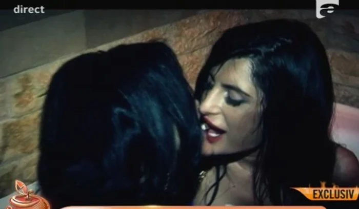 Daniela şi Gabriela au făcut un adevărat show erotic în cadă