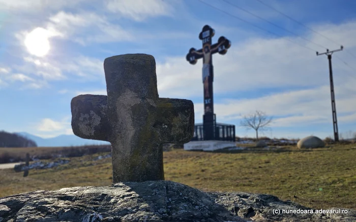 Monument la intrarea în satul Hățăgel. Foto: Daniel Guță. ADEVĂRUL