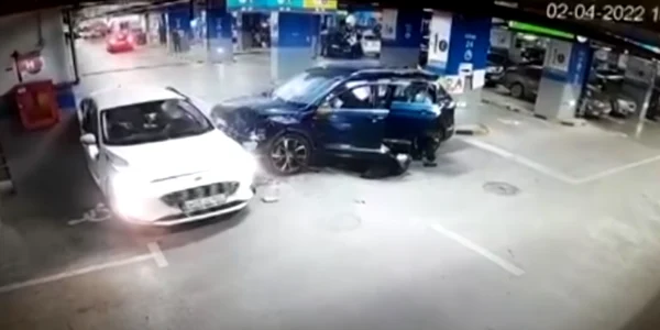 accident in parcarea mall-ului Afi Cotroceni