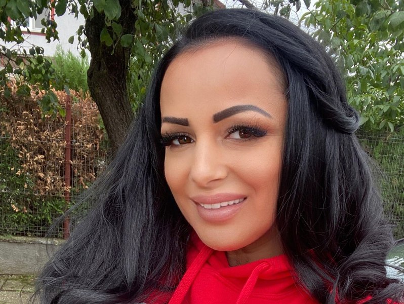 Suporterița UTA care ajută copiii bolnavi. Ramona ia autografe pe mingi, apoi le scoate la licitație FOTO