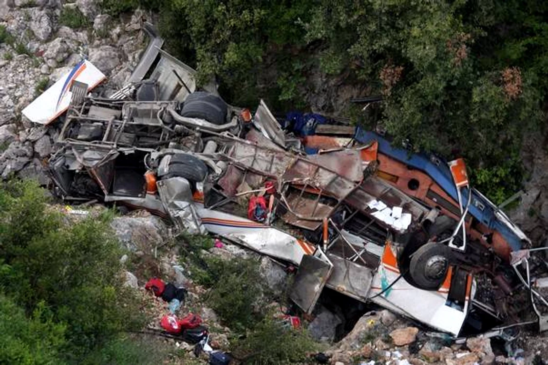 
    44 de oameni au murit în cumplitul accident de autocar din Tibet  