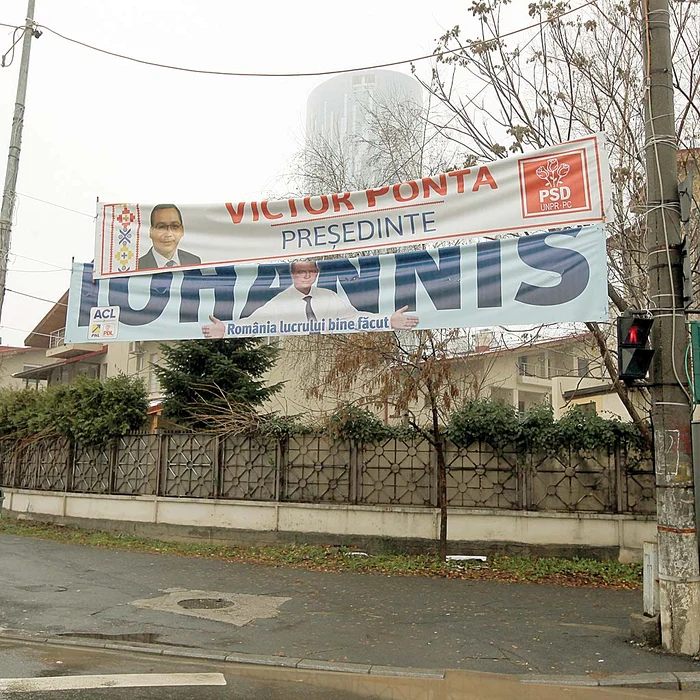 
    Victor Ponta a pierdut alegerile,  dar la intersecţia dintre Calea  Floreasca şi str. Fabrica de Glucoză  este deasupra lui Klaus IohannisFoto: Sever Gheorghe  