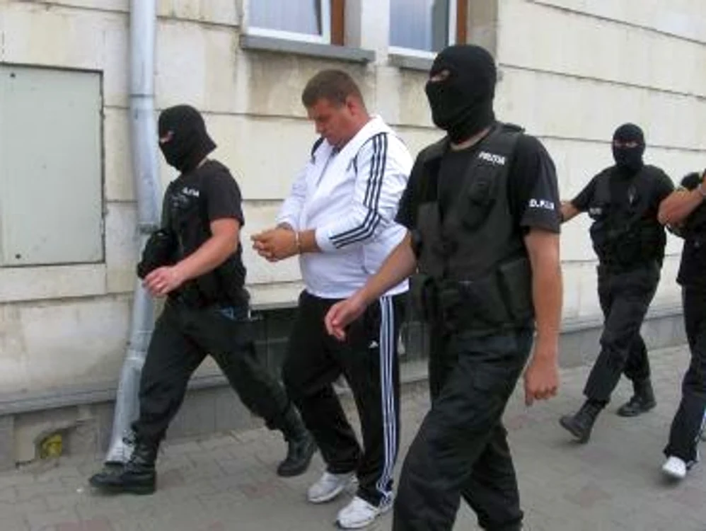 Alba Iulia: Interlopii din clanul „Tâmplaru II“, încă 30 de zile de arest