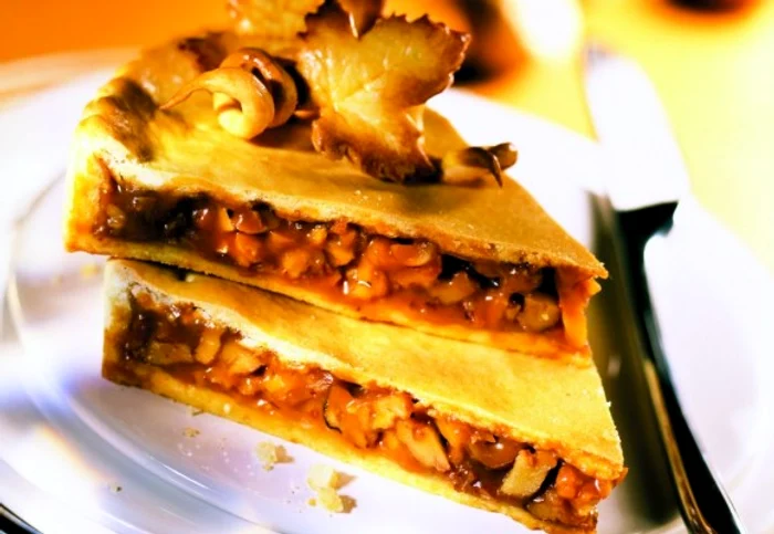 
    Încearcă o tartă delicioasă cu caramel şi nuci!clickpoftabuna.ro  