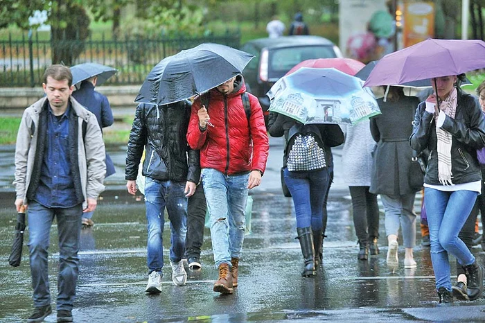 Pentru duminică se anunţă ploi însemnate