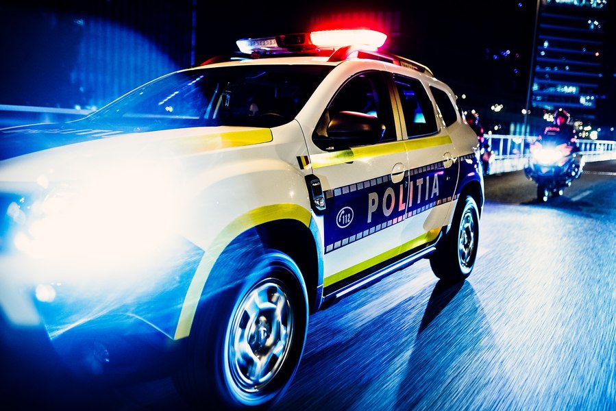 A plonjat cu mașina în râu după ce a refuzat să oprească la semnalul polițiștilor. Tânărul șofer era băut