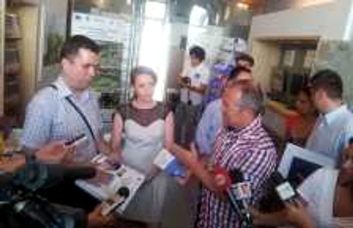Profesorul Emanuel Boboiu (dreapta) citeşte ghidul turistic în Braille. FOTO: Remus Florescu