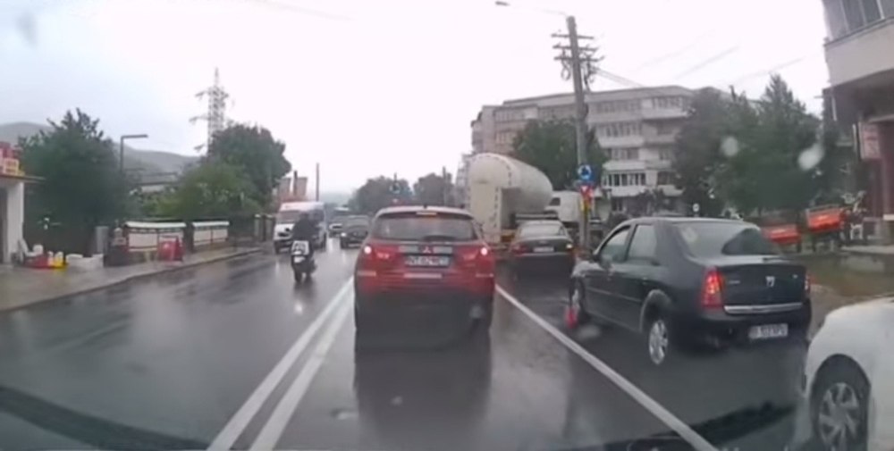 Spaima trăită de un poliţist aflat într-o maşină cu radar. Cum s-a petrecut accidentul dintr-un giratoriu din Neamţ
